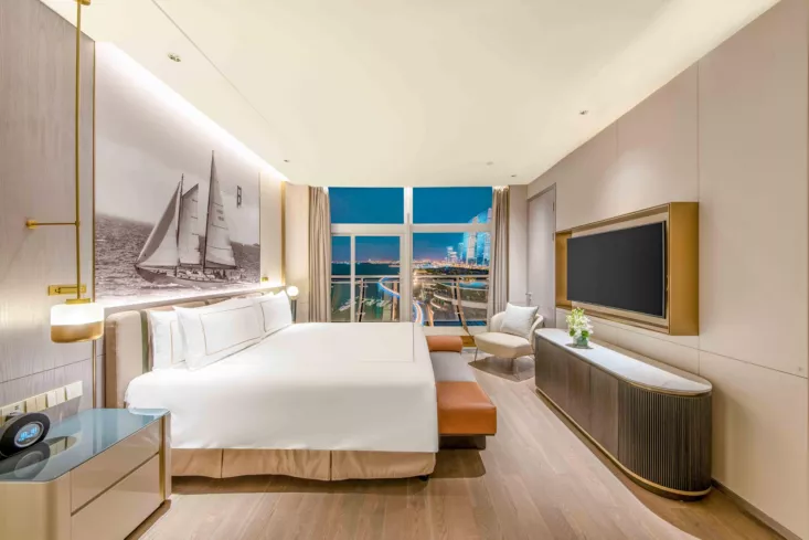 中茵皇冠假日酒店